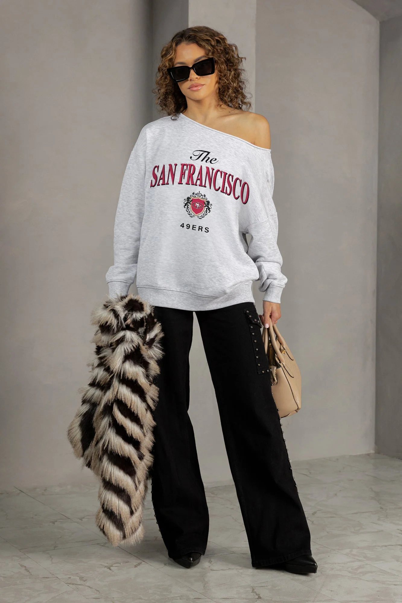 SAN FRANCISCO 49ERS OFFSIDES ENERGY RELAXED OFF-SHOULDER TOP
