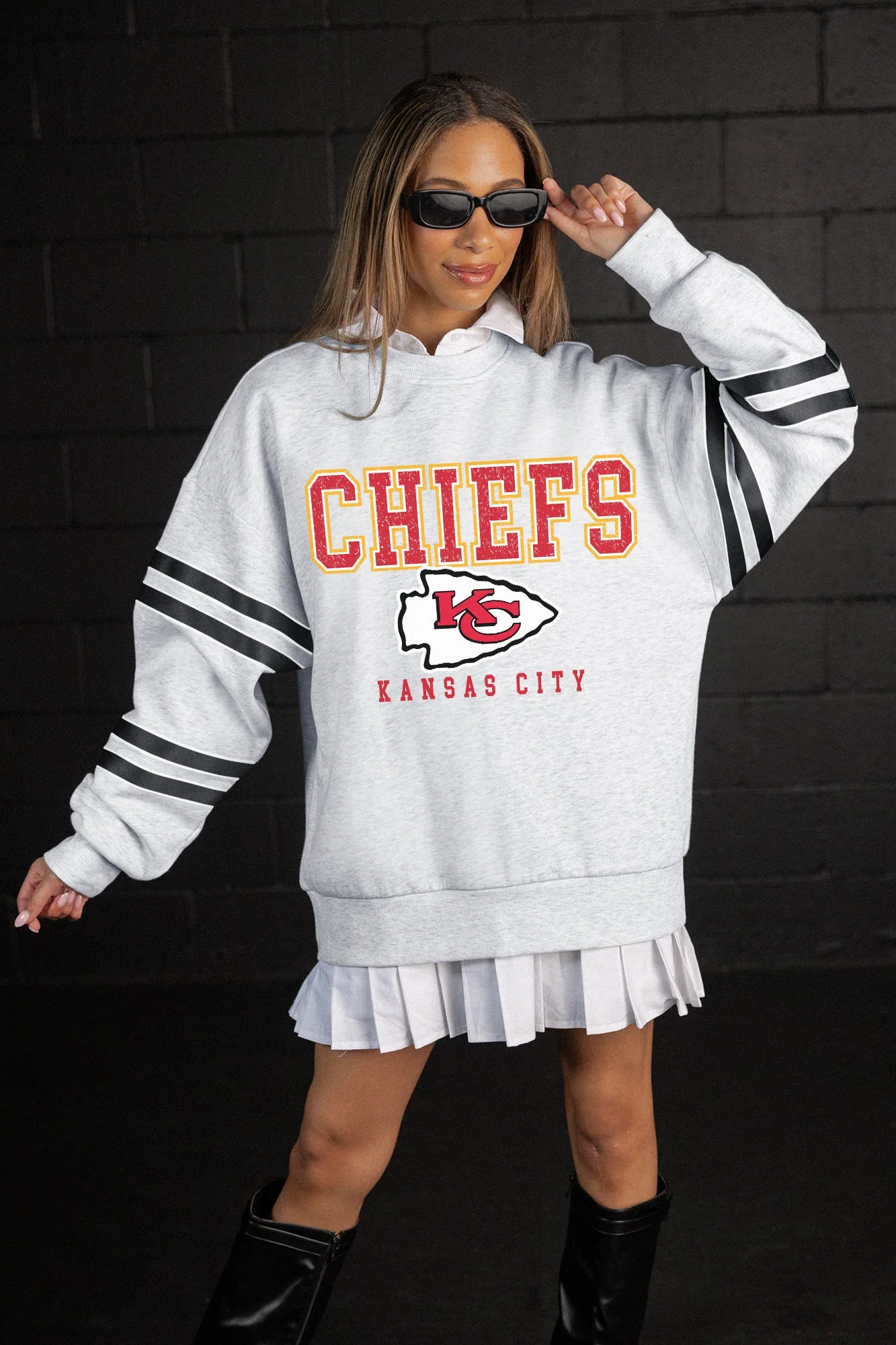 KANSAS CITY CHIEFS STADIUM STRIPES VARSITY STRIPE SLEEVE CREWNECK SWEATSHIRT