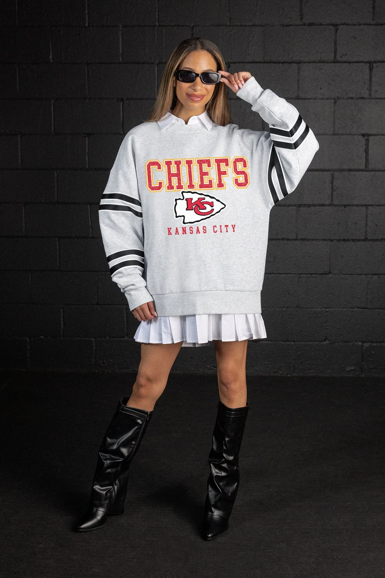 KANSAS CITY CHIEFS STADIUM STRIPES VARSITY STRIPE SLEEVE CREWNECK SWEATSHIRT