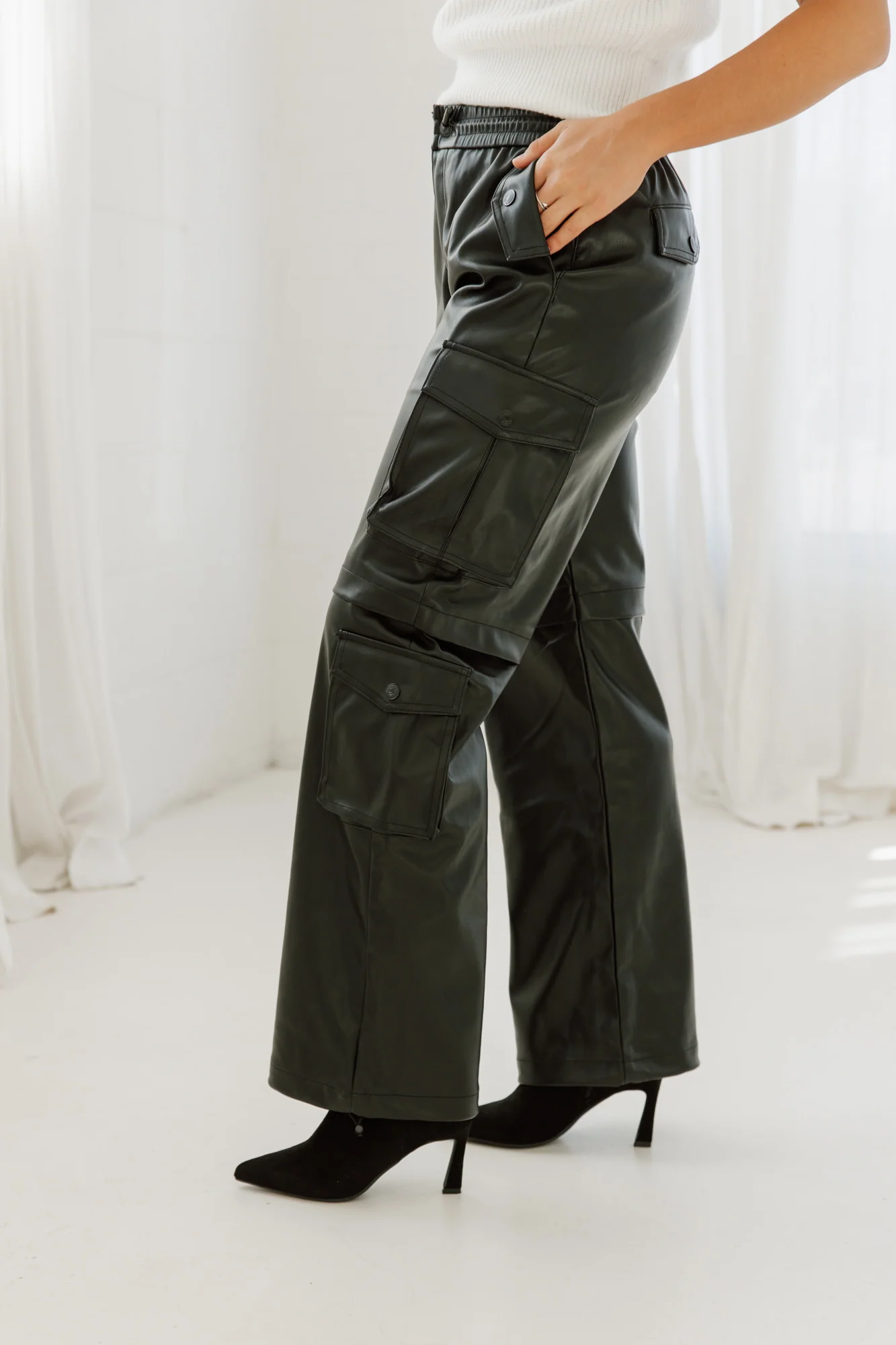 LEATHER COMFORT CARGO PANTS