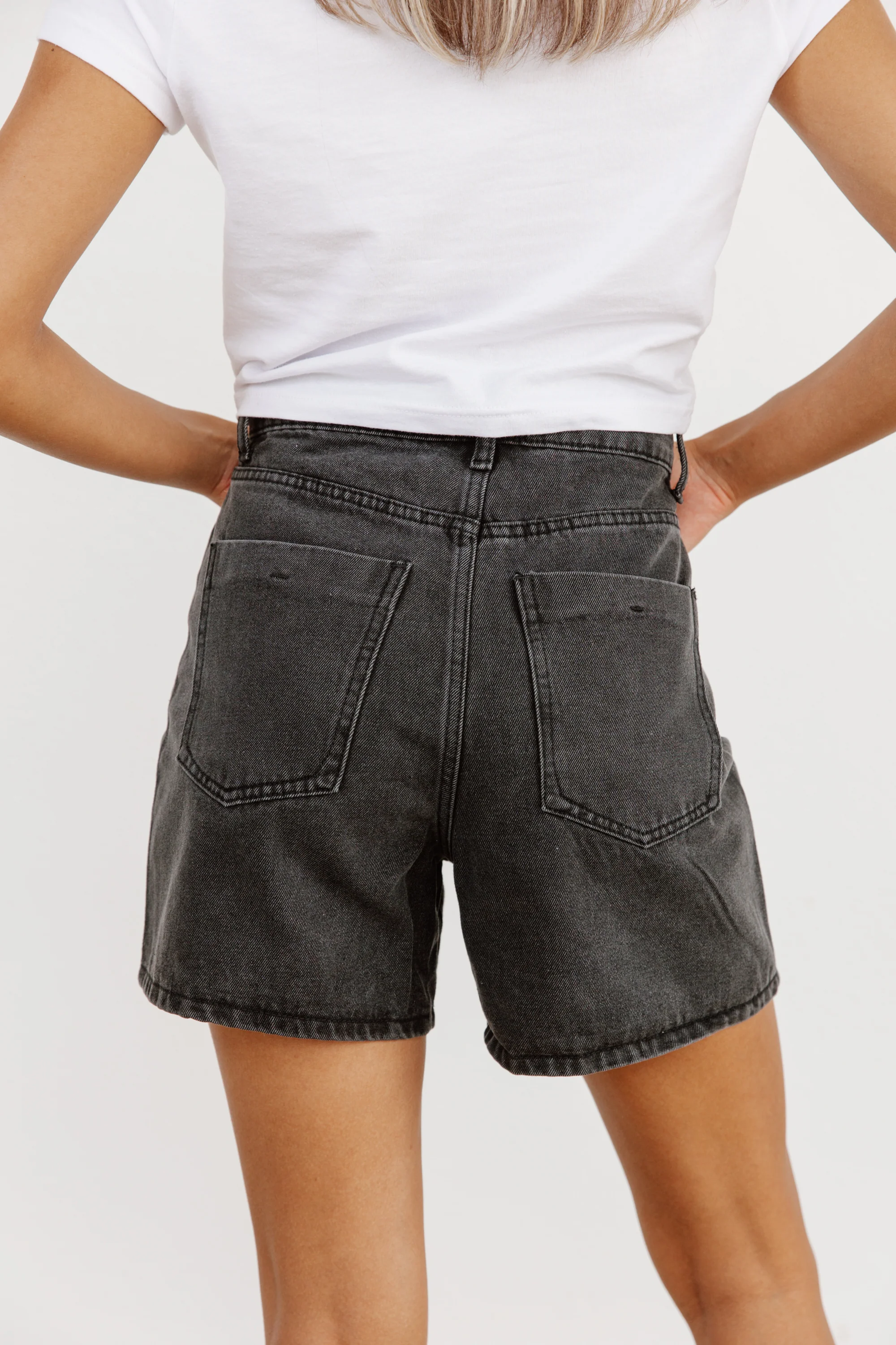 ELEVATED CLASSIC MOM SHORTS IN CHARCOAL
